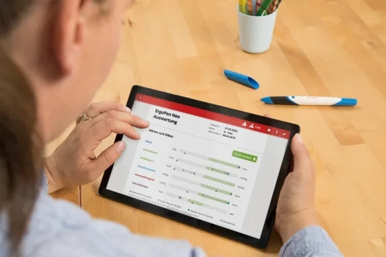 Frau mit Tablet in Hand
