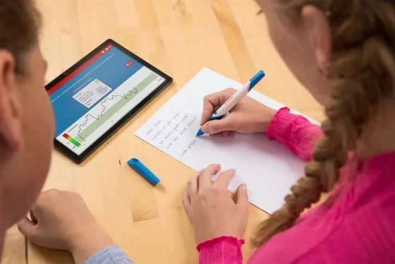 Schreibendes Kind mit Tablet