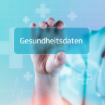 Hand h&auml;lt Schild mit Aufschrift ,,Gesundheitsdaten"